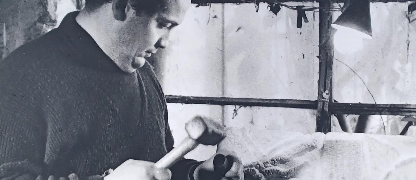 Fernando Marinucci nel laboratorio durante la lavorazione della pietra